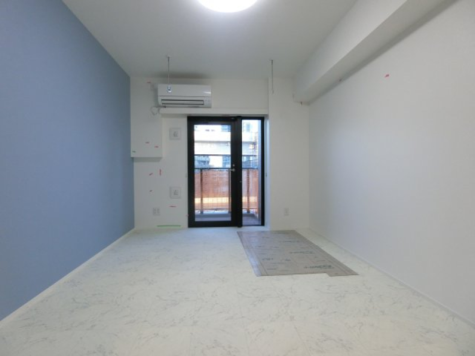 お部屋は南東向きです
同タイプ参考写真（※工事中/キャットウォーク設置前）