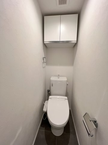 棚があるので掃除用具など整理整頓しやすそうですね。