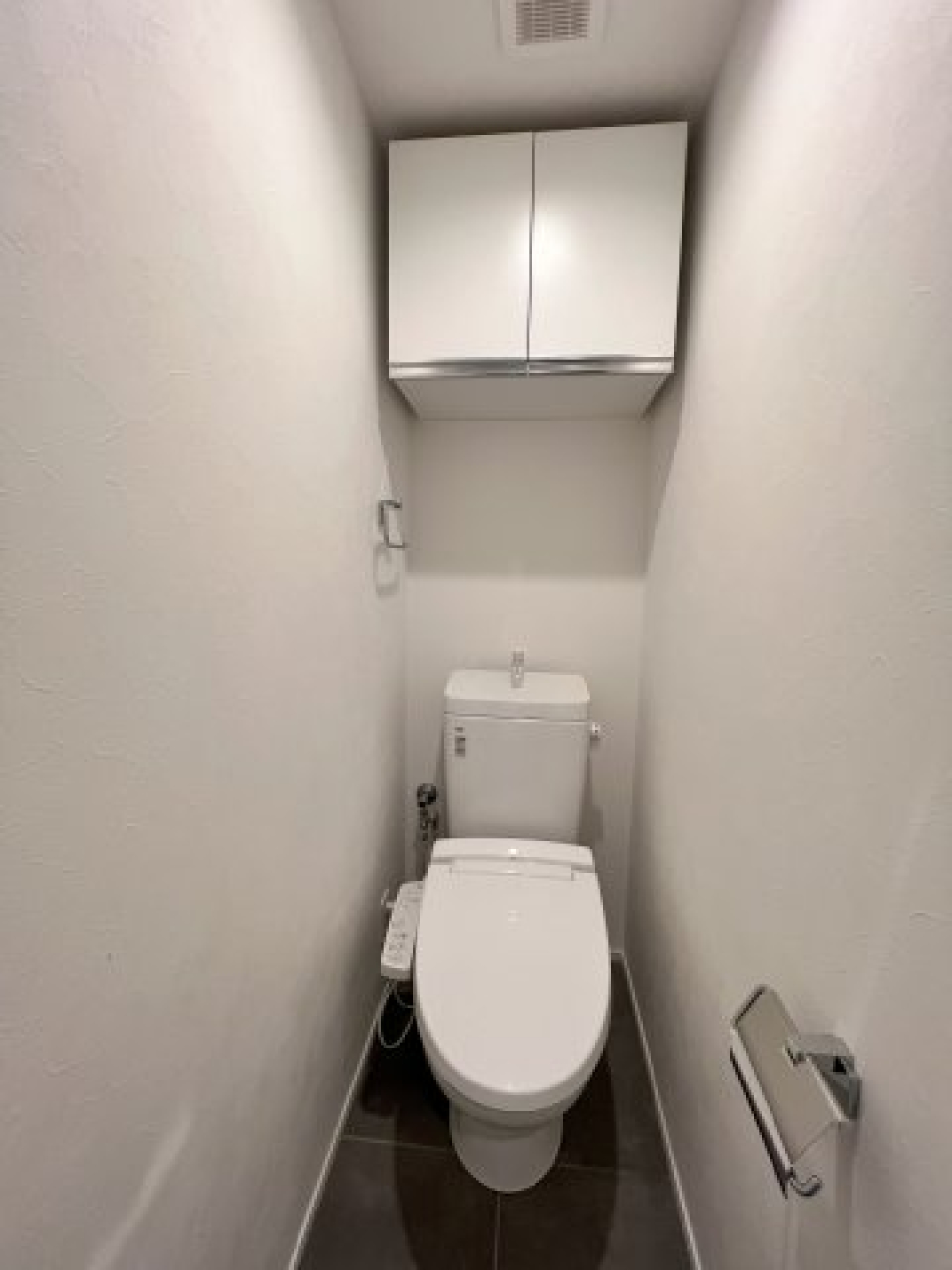 棚があるので掃除用具など整理整頓しやすそうですね。