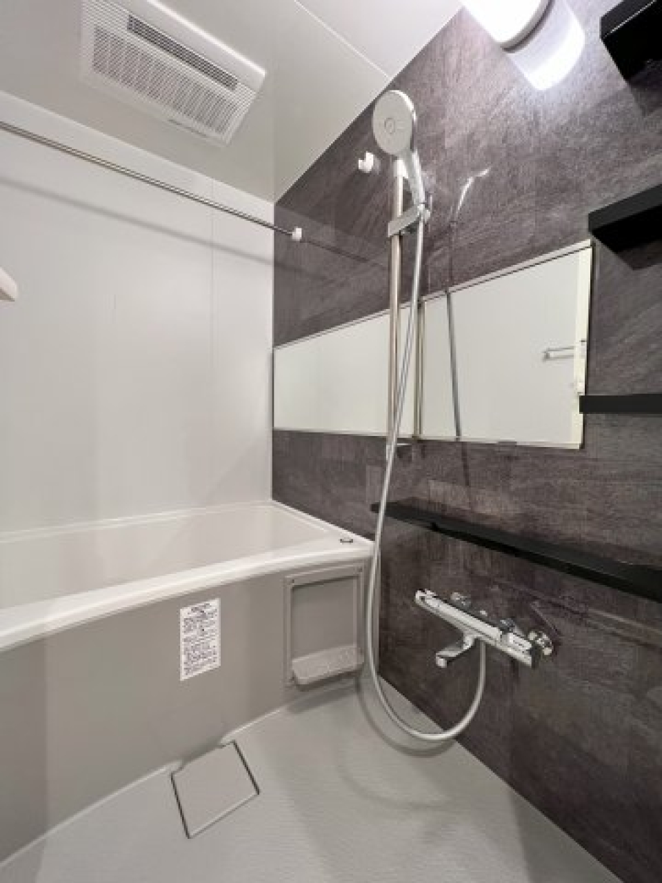 浴室乾燥機能付きのバスルーム