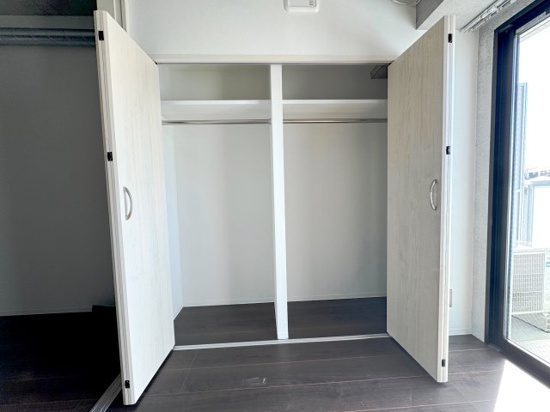 壁いっぱいのクローゼットは収納力◎