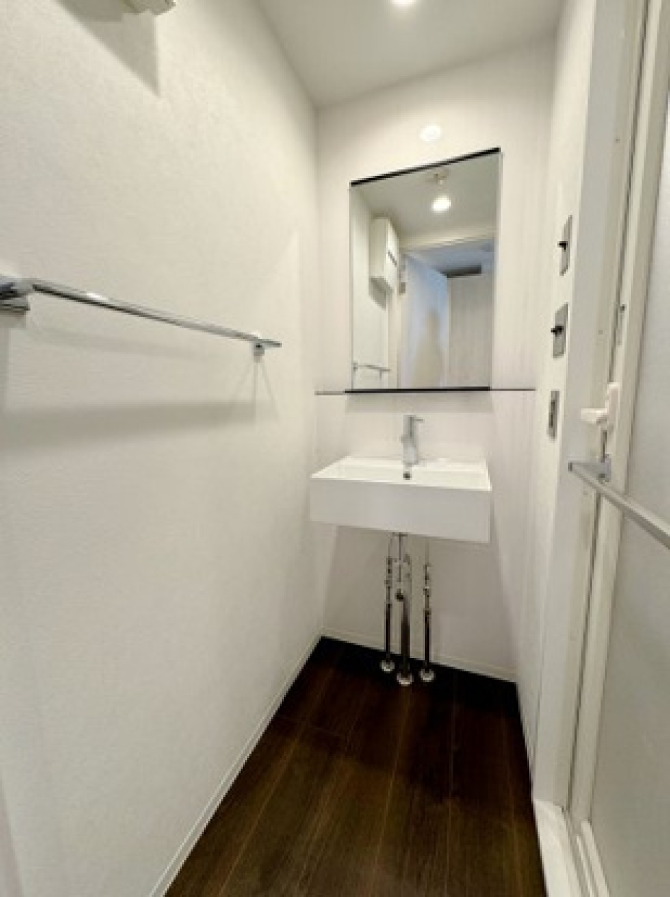 水回りも無骨な雰囲気で良い