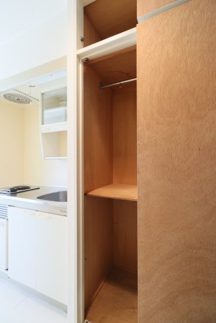 キッチン横の収納です。