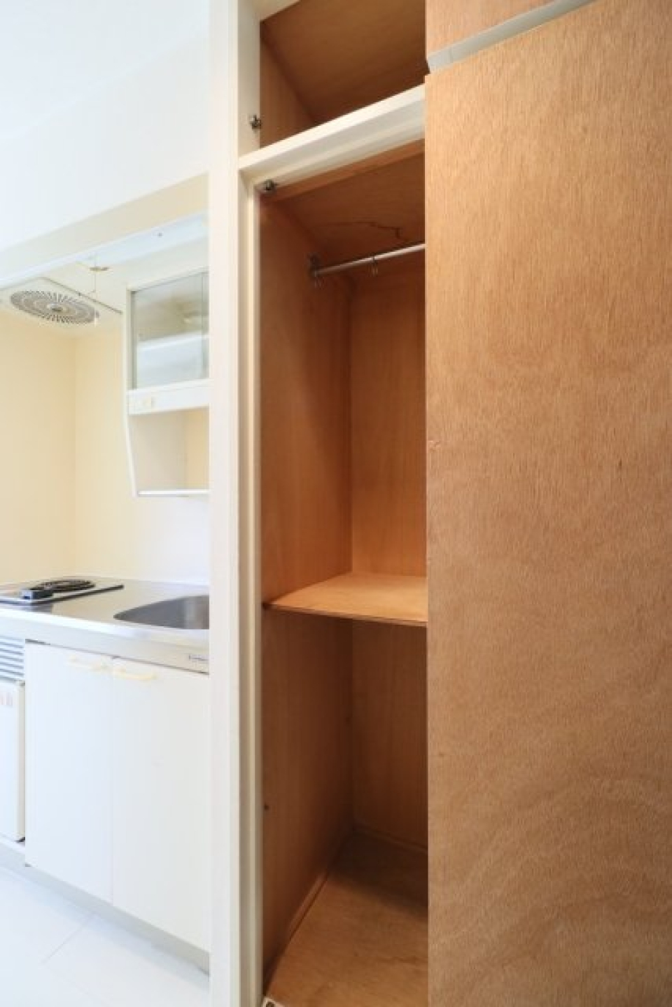 キッチン横の収納です。