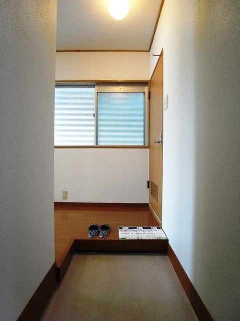 玄関に足を踏み入れると目の前に窓があります。