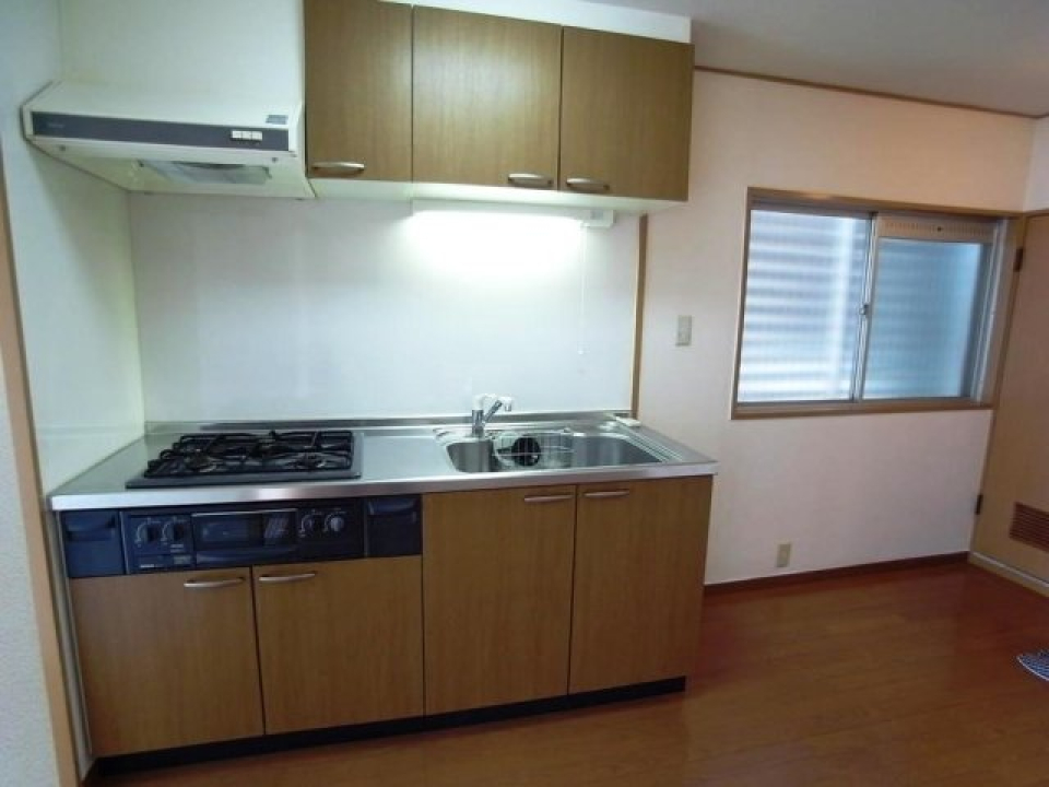 ３口のガスコンロが導入された対面式キッチン。