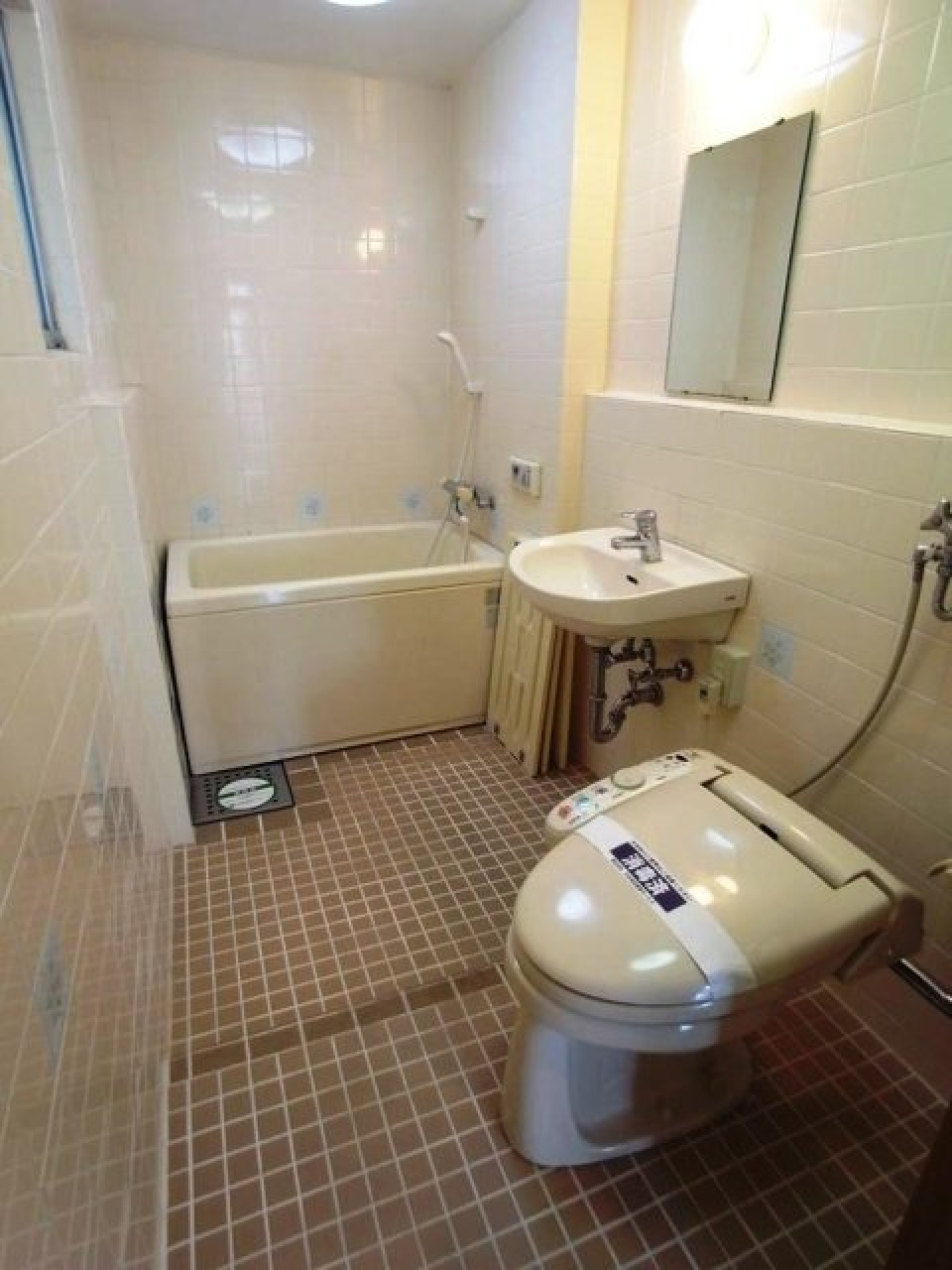 浴室、洗面台、トイレはお隣同士です。