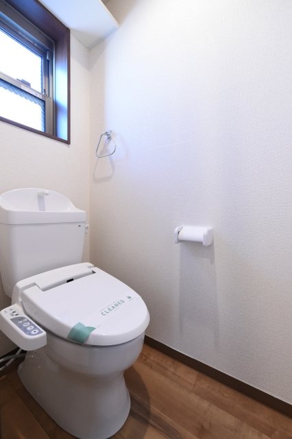 窓付きのトイレです。