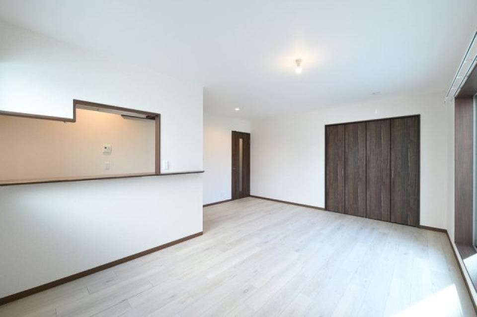 カウンターのあるキッチンから洋室を望むことが出来ます。