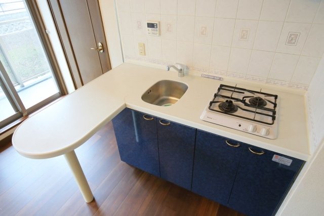 作業台がこんなに広々！
システムキッチン（2口ガスコンロ）