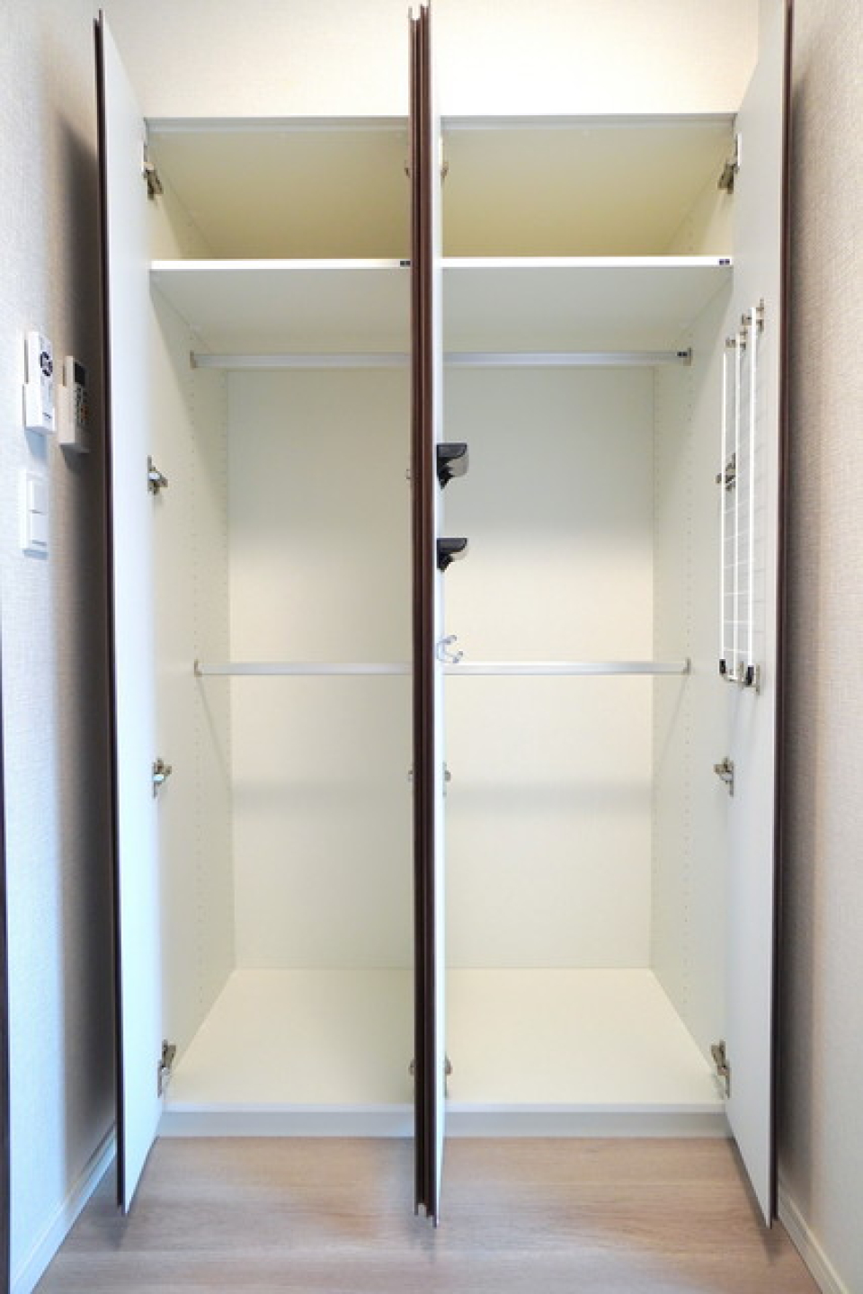 クローゼットを開けた時の様子。※写真は同タイプ住戸です。