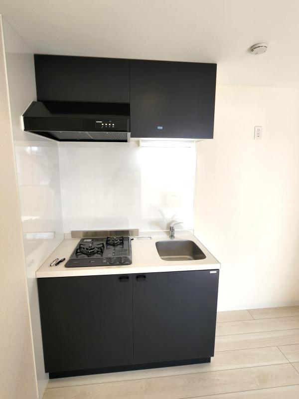 黒でまとめられたカッコいいキッチン