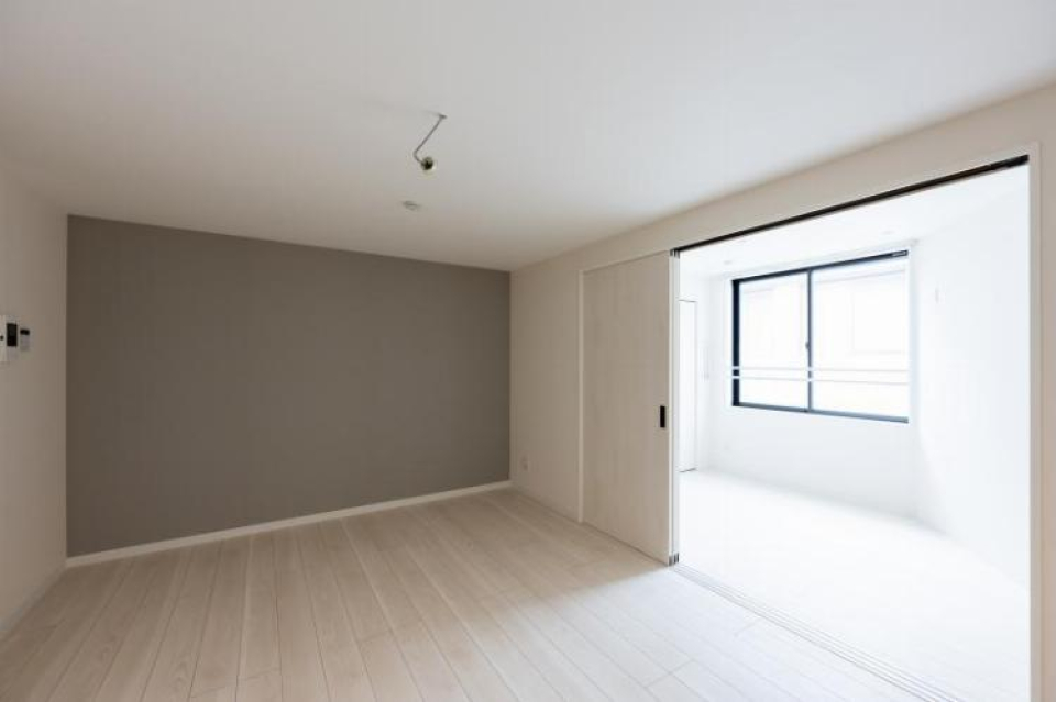 ドアを開ければ奥の部屋と一つになって、開放感のある空間に