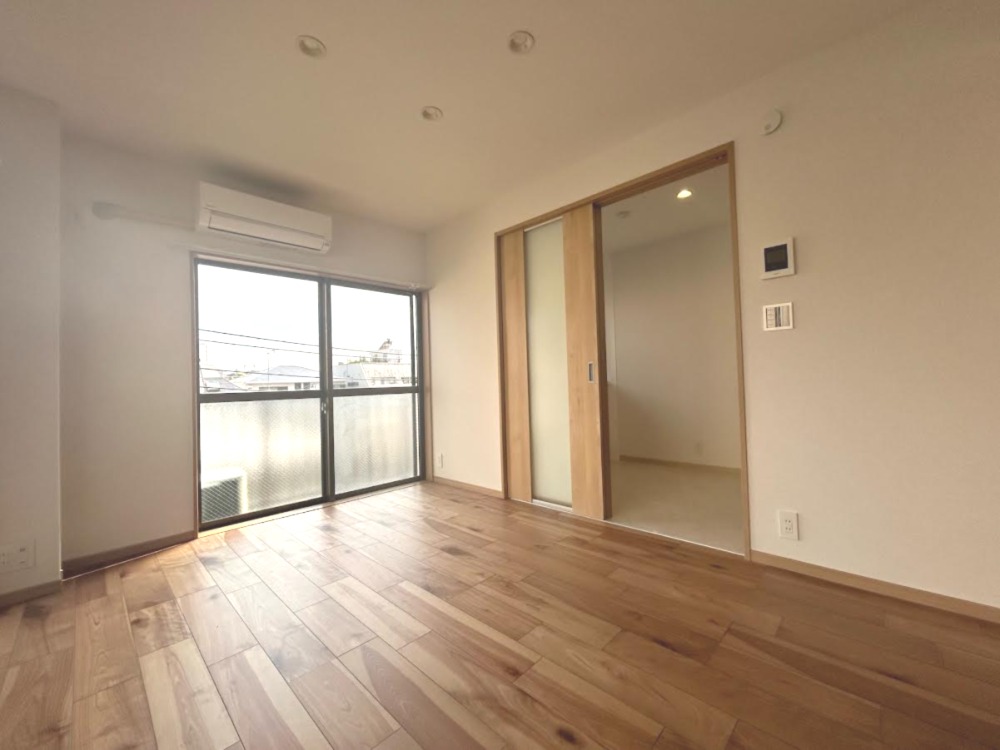 6.0帖の洋室からキッチンがちらりと見えます。