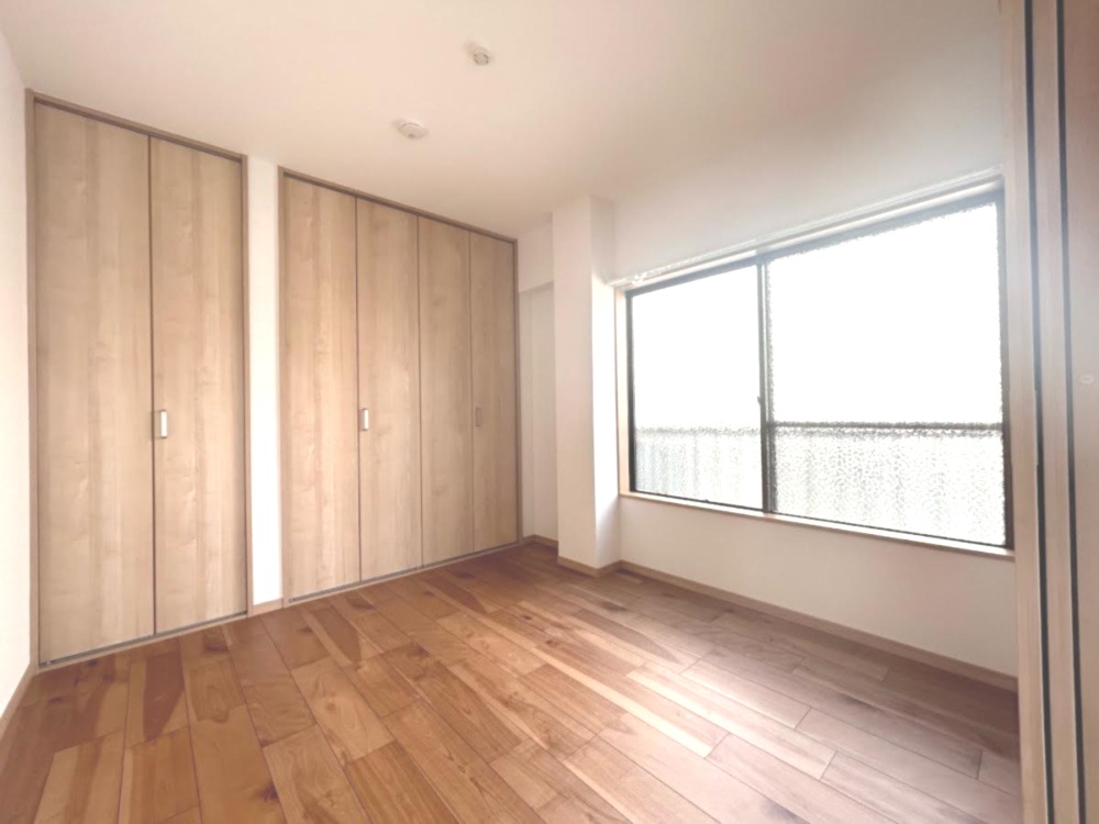 4.5帖の収納のついた個室。