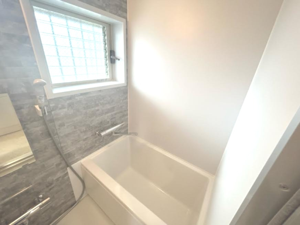 グレーのパネルがオシャレな洋室。