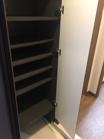 汚れが目立たちにくい黒いシューズシェルフ、ありがたい