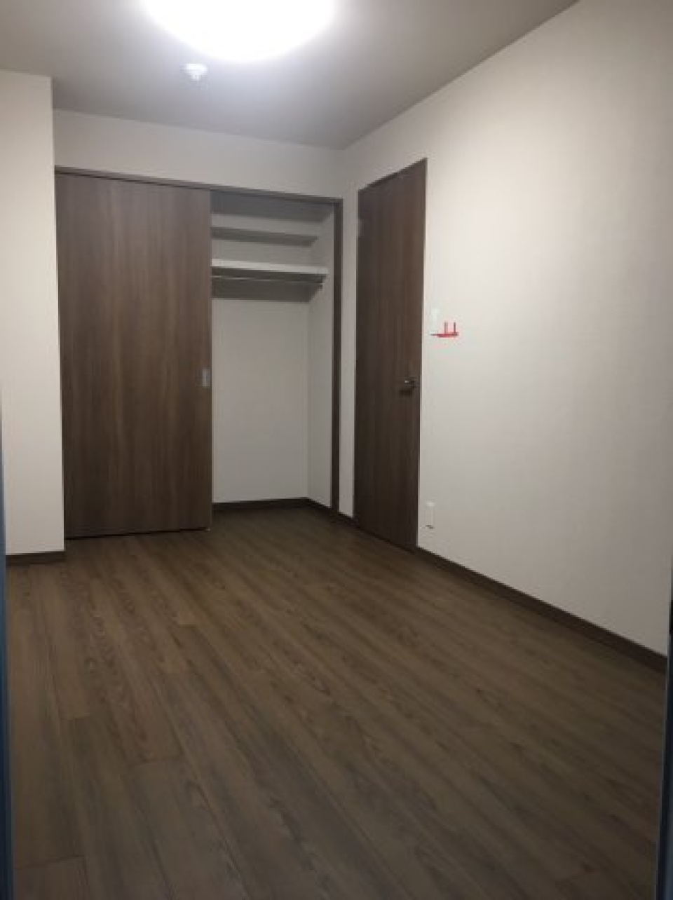 たっぷり収納付きの寝室