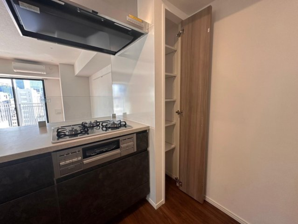 キッチン横にはちょっとした収納も設置されています。