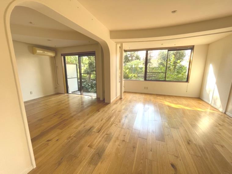 窓辺には緑が溢れています