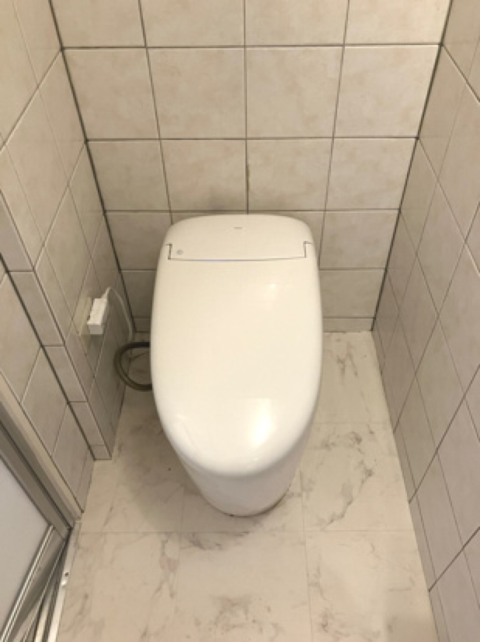 トイレはタンクレスです