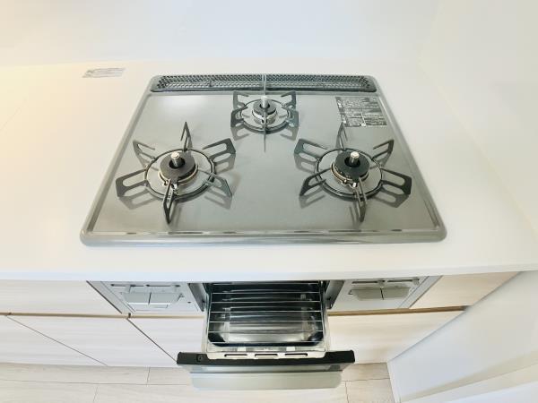 三口コンロとグリルもあるので料理の幅が広がりそう！
