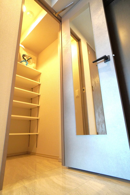 シューズボックスがあります。※写真は同タイプ住戸です。