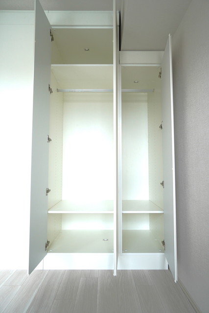 収納を開けた時の様子。※写真は同タイプ住戸です。