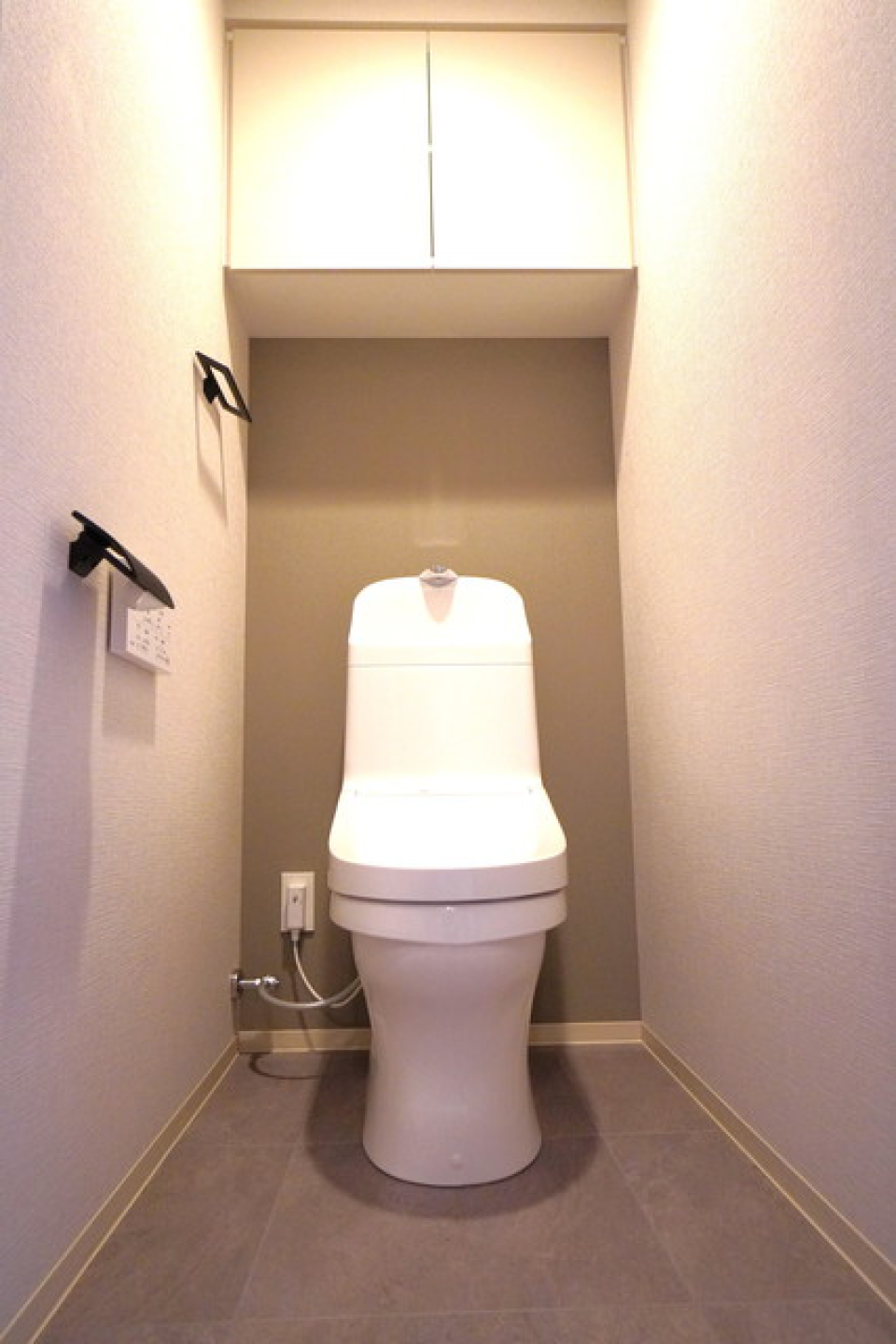 棚があるので掃除用具など整理整頓しやすそうですね。※写真は同タイプ住戸です。