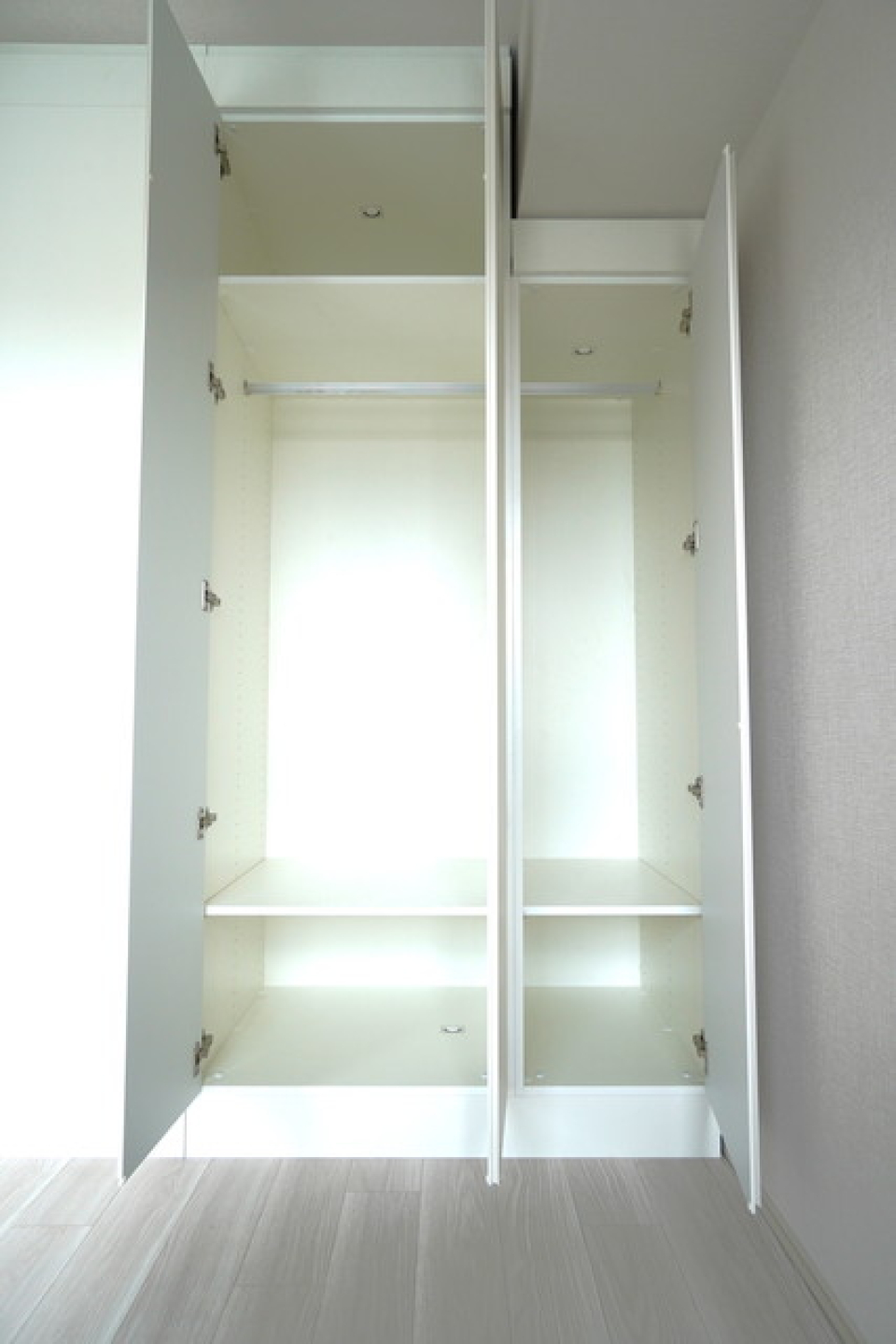 収納を開けた時の様子。※写真は同タイプ住戸です。