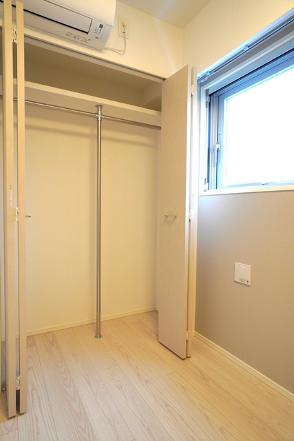 収納を開けた時の様子。※写真は同タイプ住戸です。