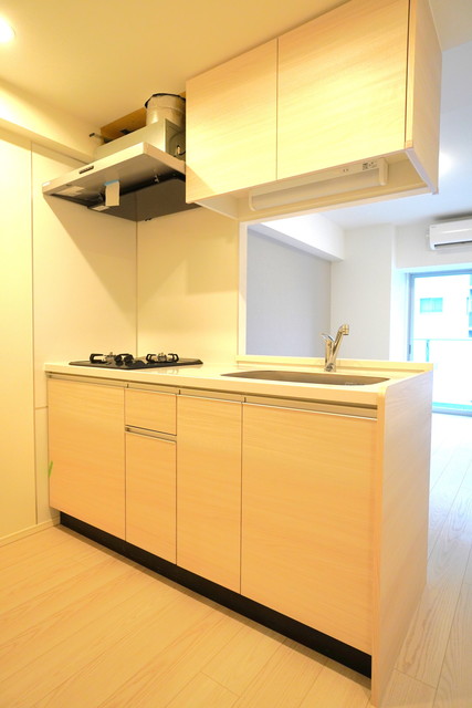 キッチンは2口コンロが導入されていて使い勝手が良さそうです。※写真は同タイプ住戸です。