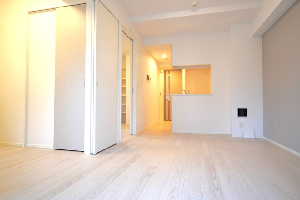 11.2帖のLDK。キッチンから部屋を望むことができます。※写真は同タイプ住戸です。