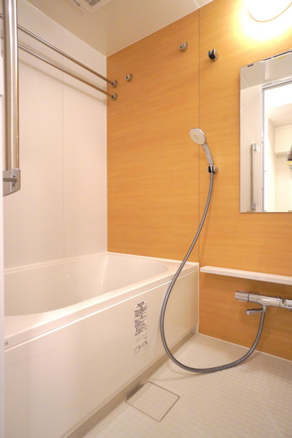 浴室はナチュラルテイストなパネルが。※写真は同タイプ住戸です。