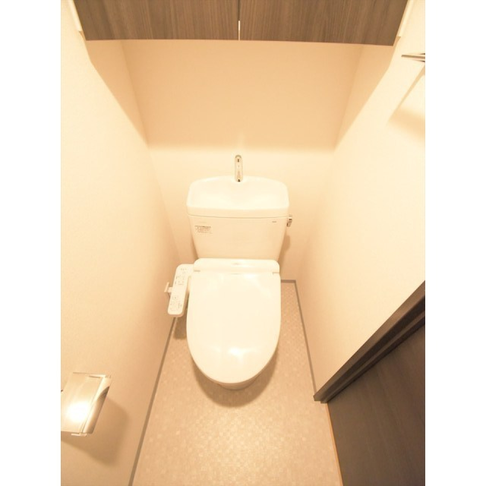 棚があるので掃除用具など整理整頓がしやすそうです。