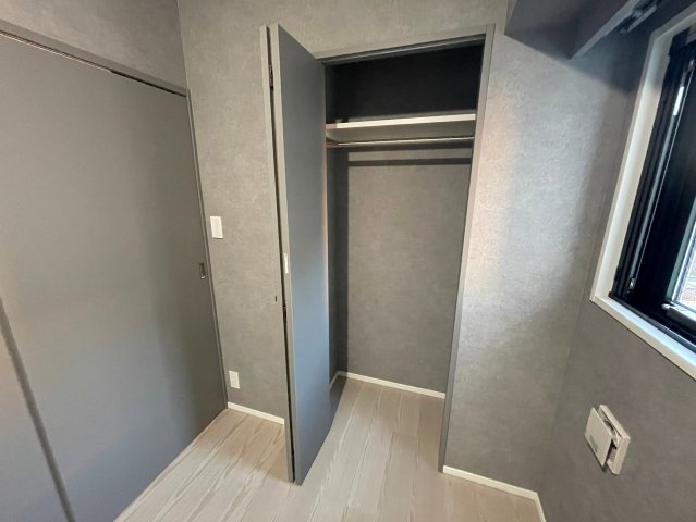 上段に棚がついているのは嬉しいですね♪
Log銀座EAST（別号室同タイプ）