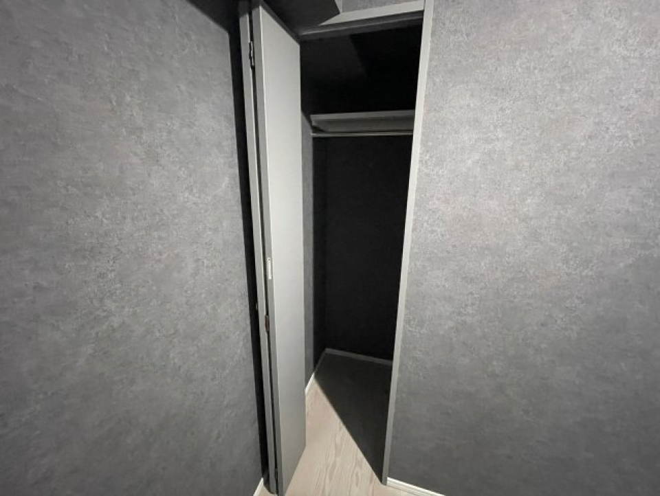 細い収納だからとあなどるなかれ！しっかり入ります！
Log銀座EAST（別号室同タイプ）