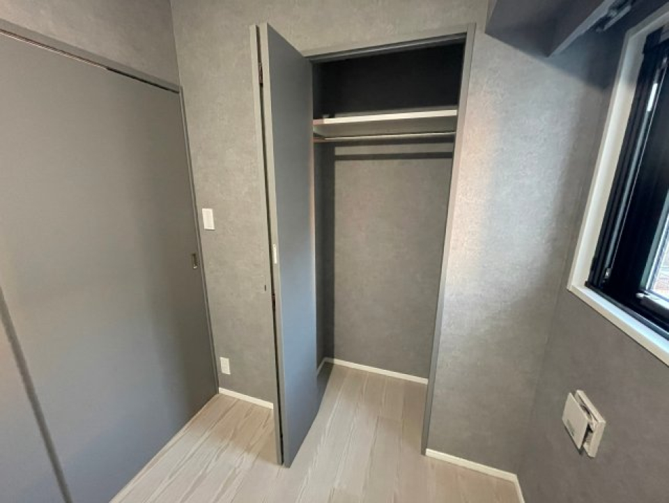 上段に棚がついているのは嬉しいですね♪
Log銀座EAST（別号室同タイプ）