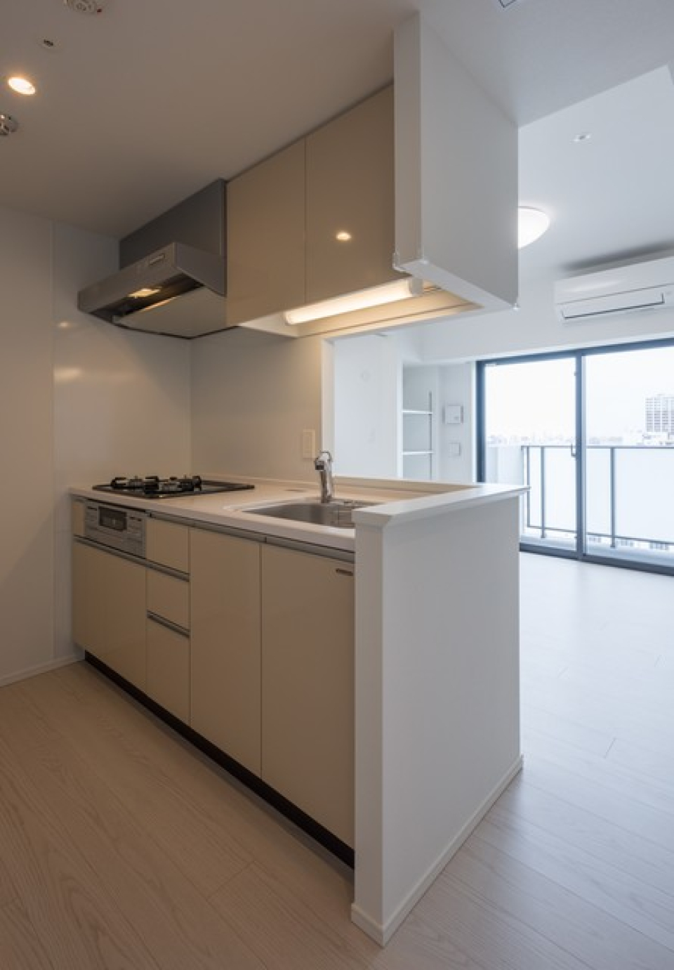 キッチンは対面式で3口のガスコンロが導入されたキッチンです。※写真は同タイプ住戸です。