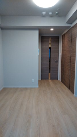 シンプルかつナチュラルなリビングルーム