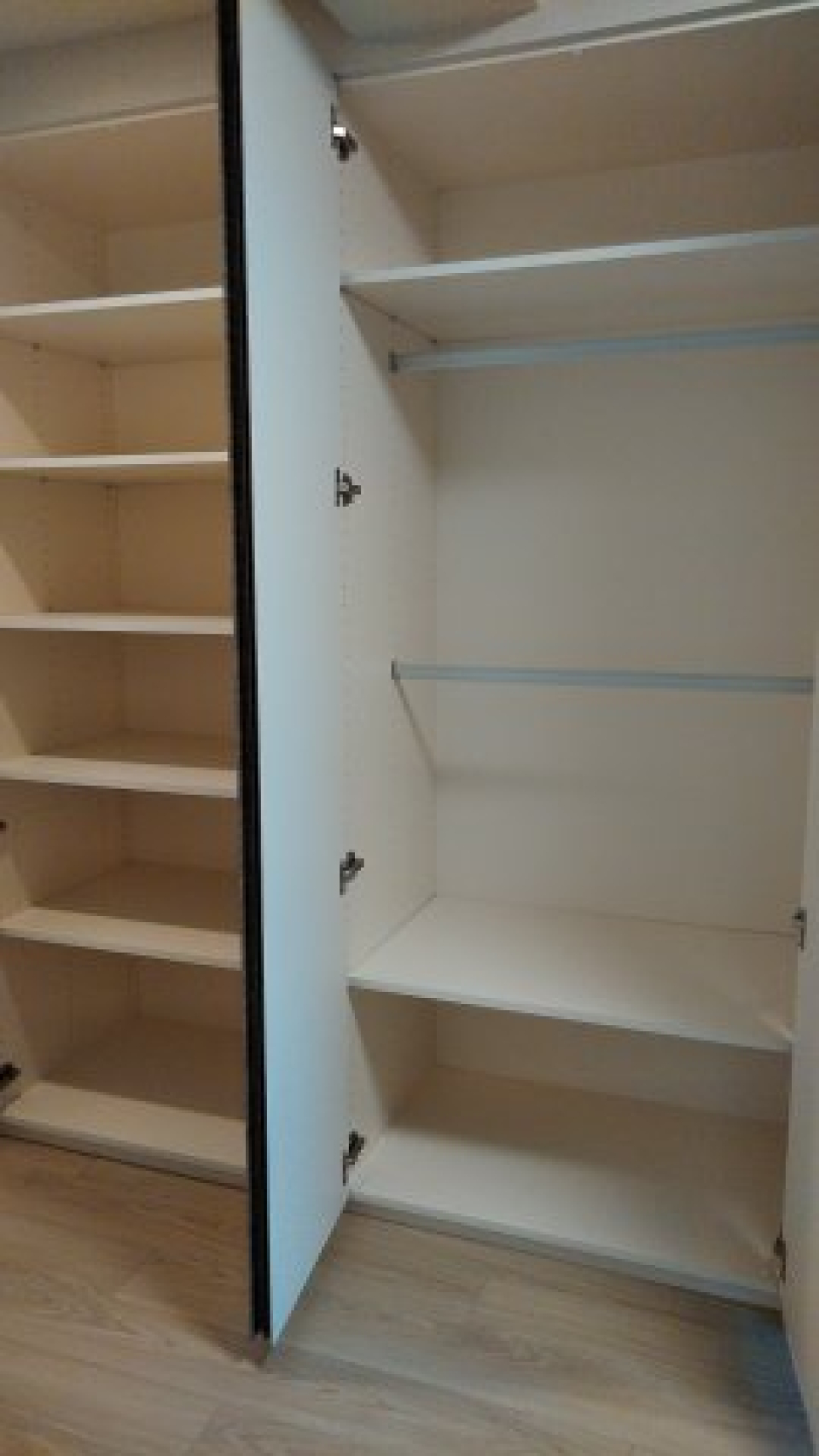 たっぷり収納できるシェルフ