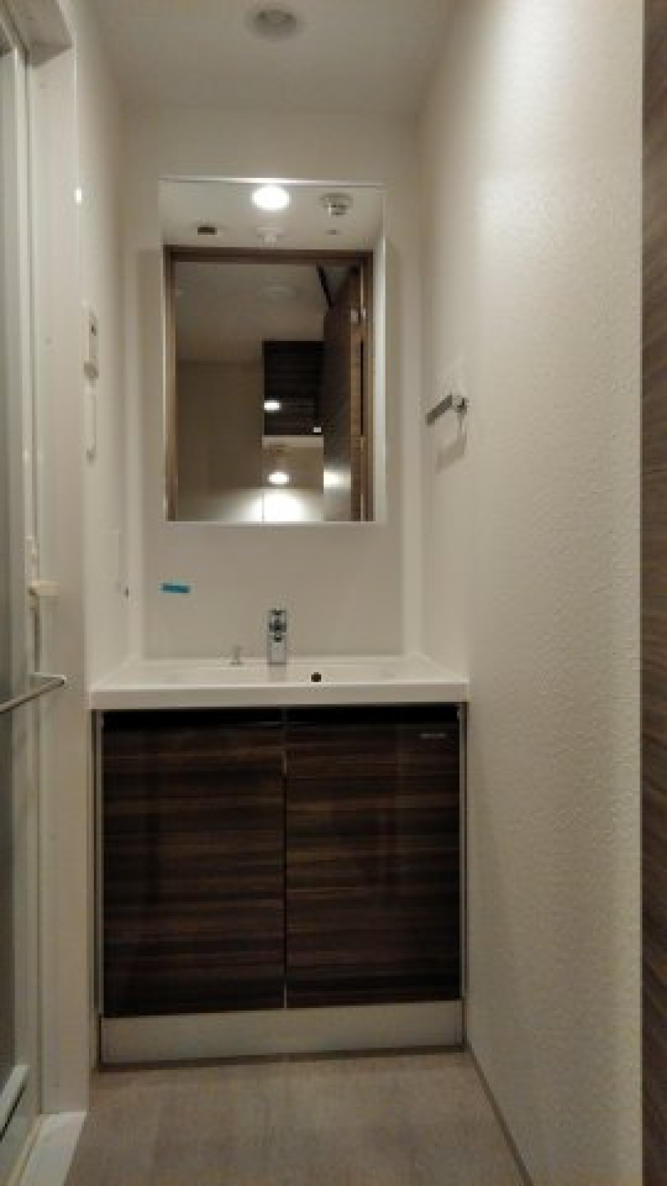 大きな鏡のついた洗面所