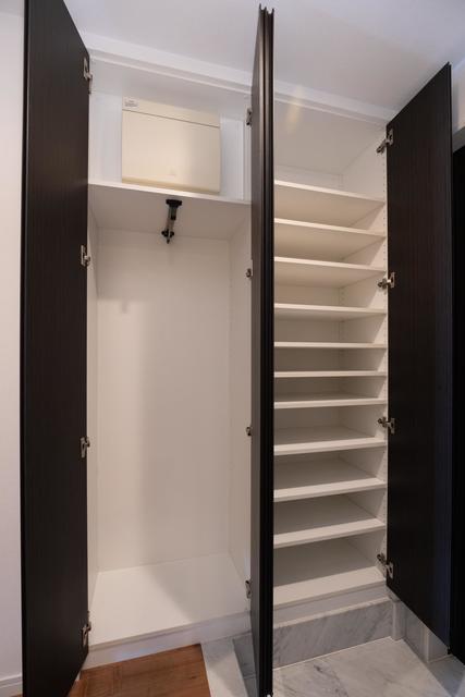 シューズボックスは両サイドに大容量です
※写真は同タイプ住戸です。