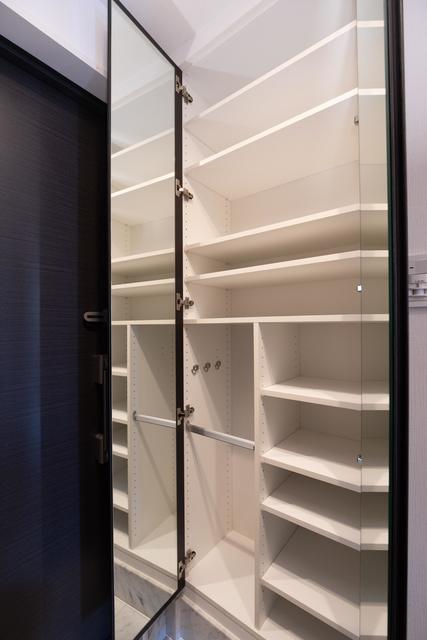 なんと扉裏に鏡が&hellip;
※写真は同タイプ住戸です。