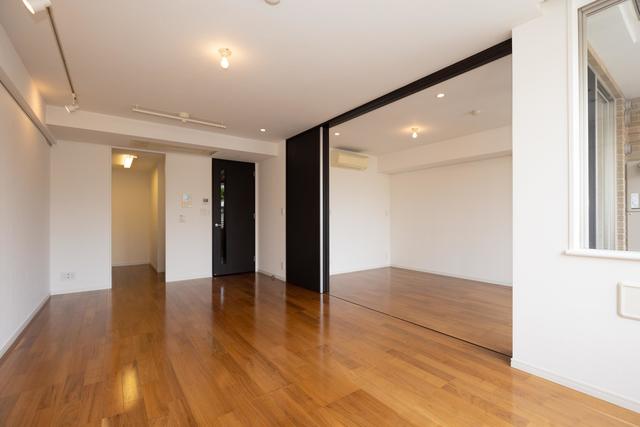 表参道ヒルズまで徒歩1分という立地です
※写真は同タイプ住戸です。