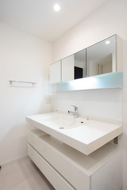 ワイドサイズで綺麗な洗面化粧台
※写真は同タイプ住戸です。