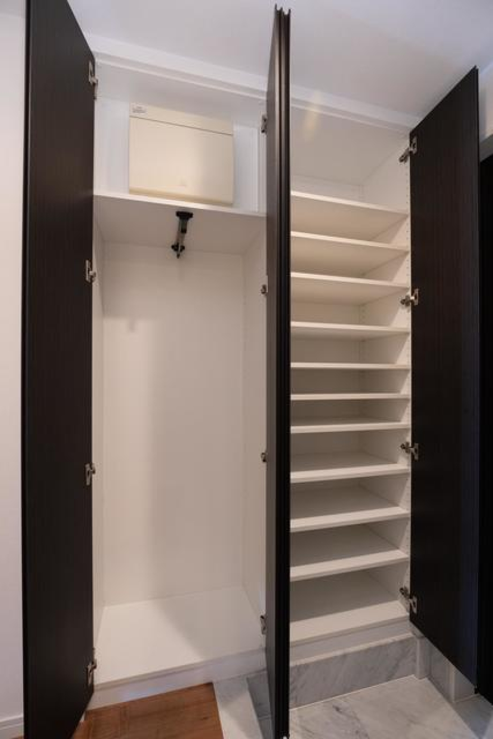 シューズボックスは両サイドに大容量です
※写真は同タイプ住戸です。