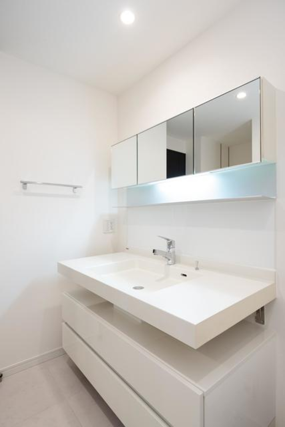 ワイドサイズで綺麗な洗面化粧台
※写真は同タイプ住戸です。