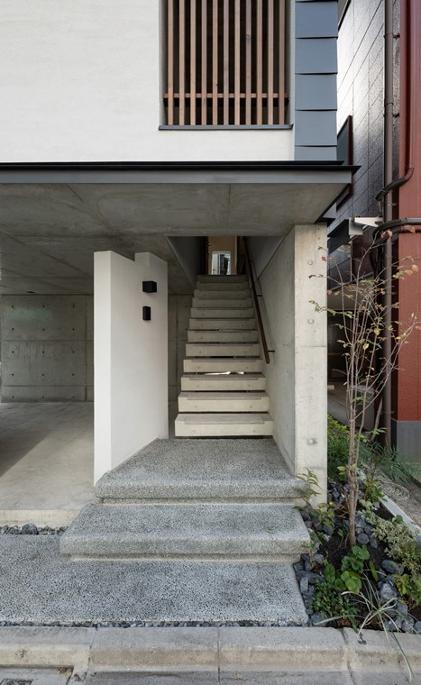 アプローチは洗い出し仕上げで和モダンな雰囲気ですね