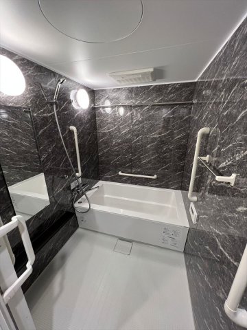 浴室のパネルがオシャレですね！手すりもあってゆとりのある空間になっています。